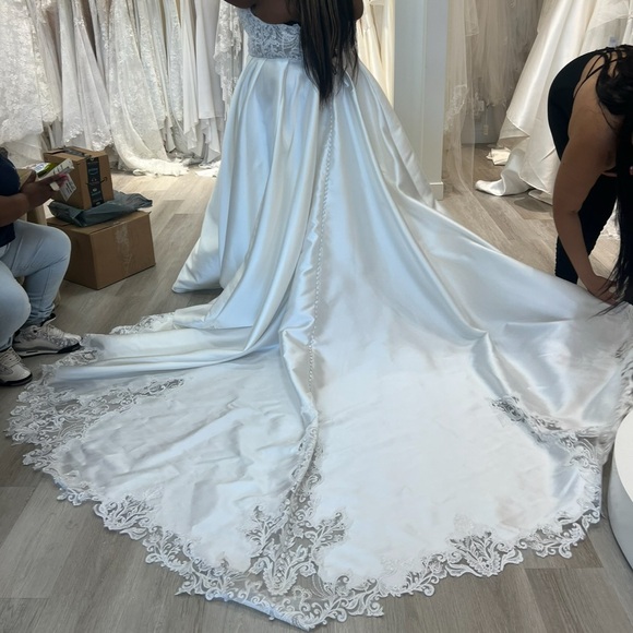 Beautiful Wedding Ball Gown Looking for a Princess - Picture 4 of 14